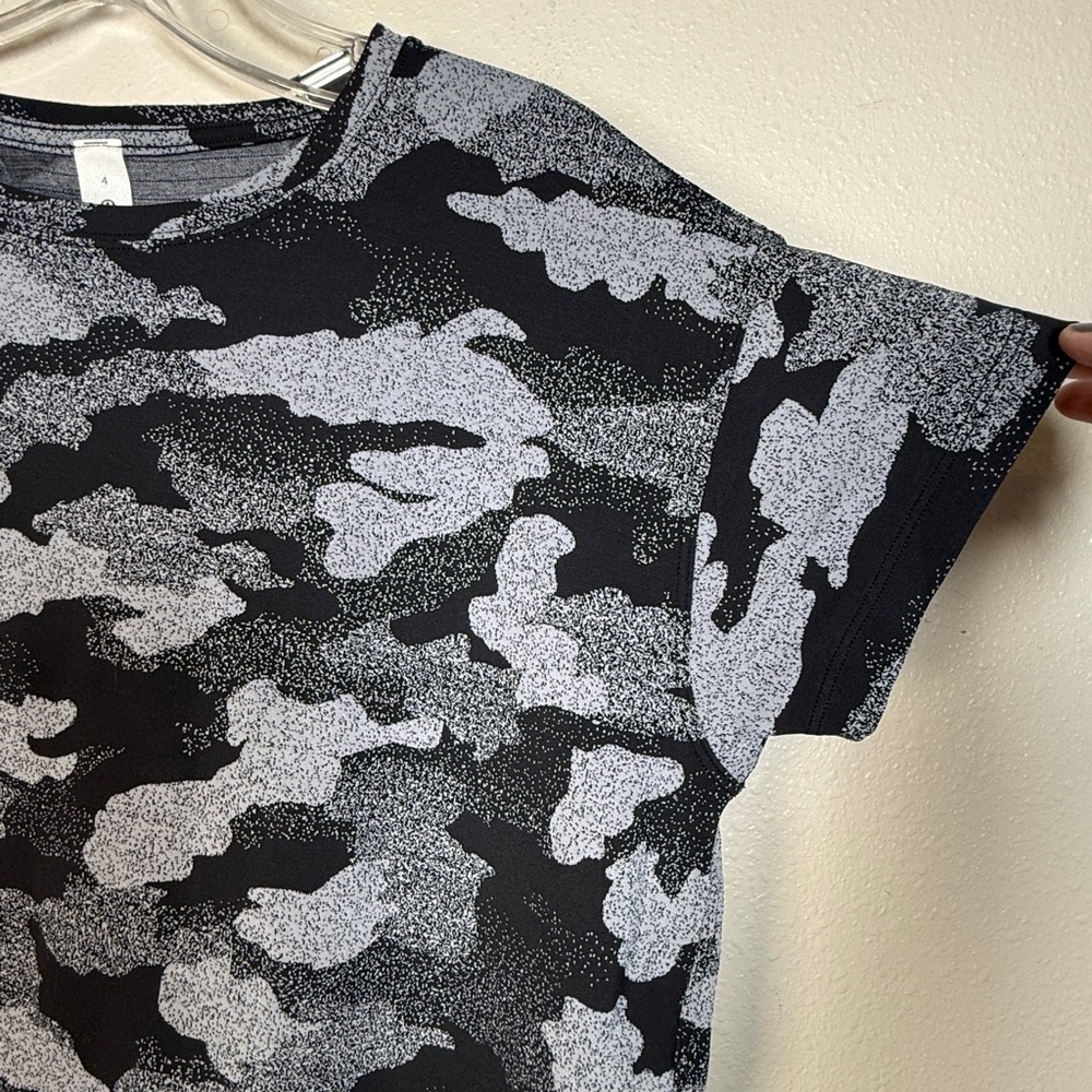 Lululemon Cates Tee‎ Shirt Top Women 4 Black Gray Camo Stretch Sporty Gorpcore - Picture 9 of 14